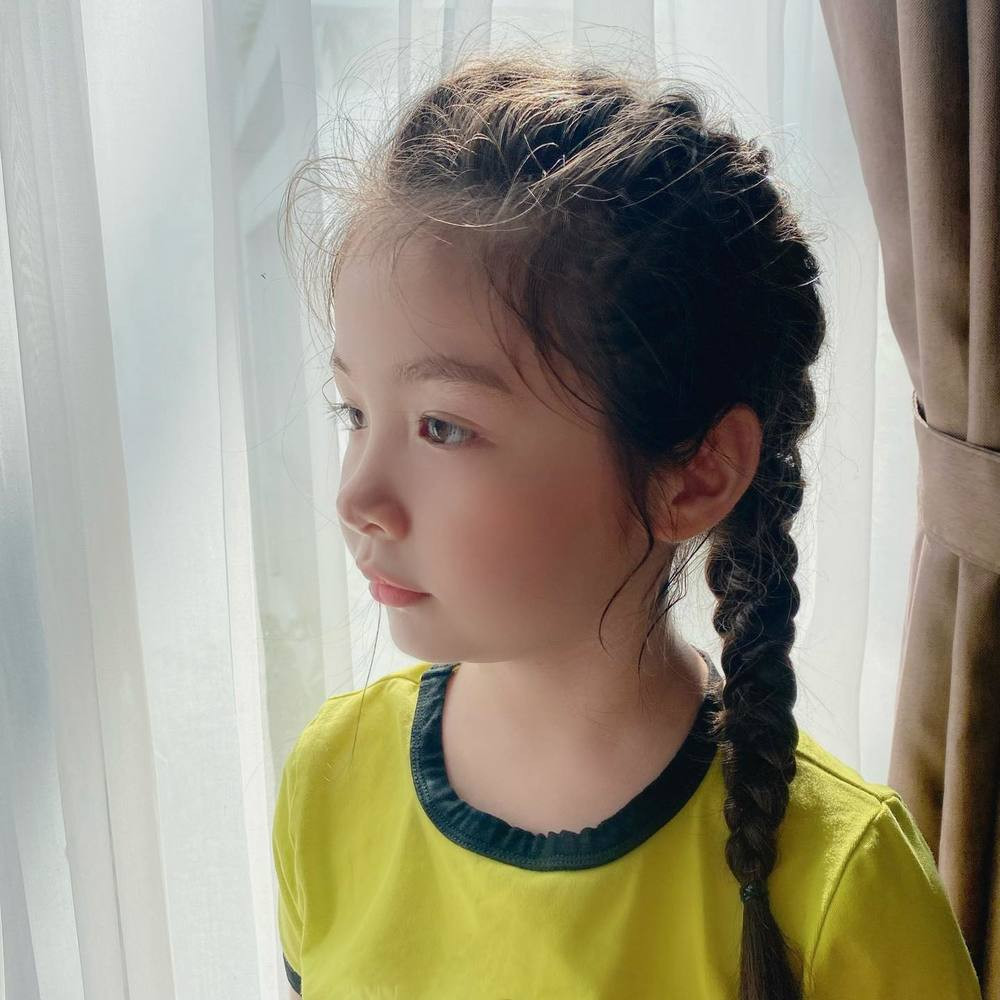 Dù mới 8 tuổi nhưng Cadie đã cao lớn phổng phao hơn các bạn cùng trang lứa. Cô bé cũng rất ngoan ngoãn, hiểu chuyện và luôn động viên mẹ.