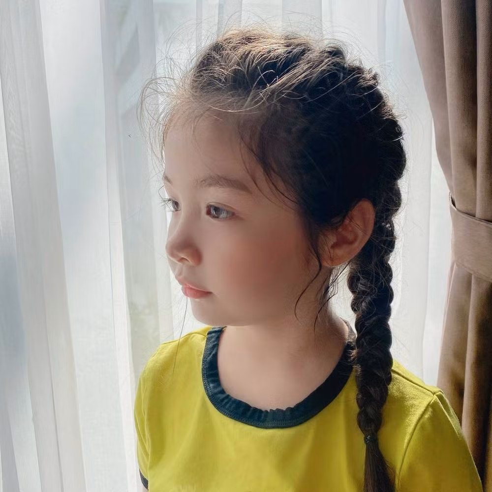 Dù mới 8 tuổi nhưng Cadie đã cao lớn phổng phao hơn các bạn cùng trang lứa. Cô bé cũng rất ngoan ngoãn, hiểu chuyện và luôn động viên mẹ.