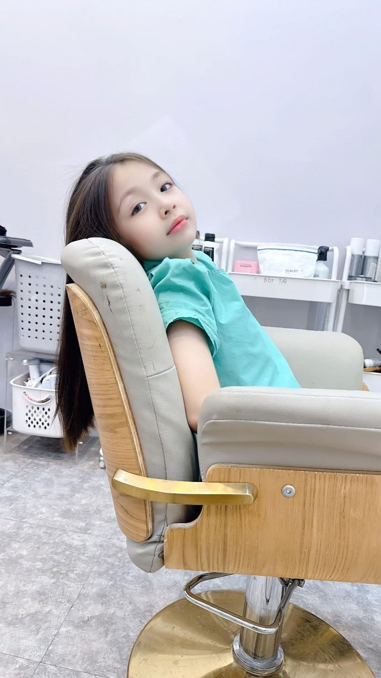 Cụ thể, Cadie được mẹ đưa đến salon tóc để tút tát lại mái tóc của mình. Sau khi được gội đầu và chăm sóc tóc, cô bé còn được duỗi tóc cho thẳng mượt hơn.