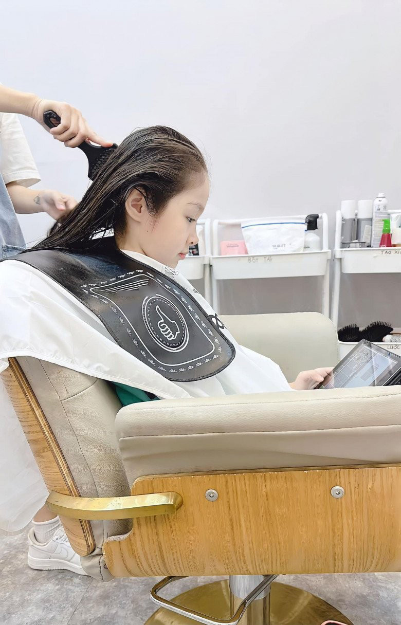 Mới đây, Elly Trần vừa chia sẻ khoảnh khắc dẫn con gái đi làm đẹp khiến nhiều người xuýt xoa. Sinh con gái là chỉ mong hai mẹ con có những giây phút như thế này, cùng nhau đi mua sắm, cùng nhau làm đẹp, chăm sóc bản thân.