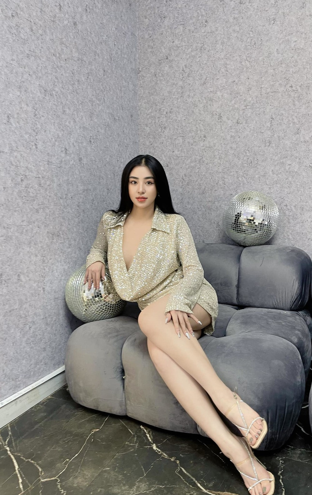 Bảo Chi nổi tiếng tới nỗi nhiều người đã kéo nhau đến tiệm bánh tráng trộn của hot girl này hay tìm tài khoản mạng xã hội để kết bạn, chiêm ngưỡng nhan sắc.