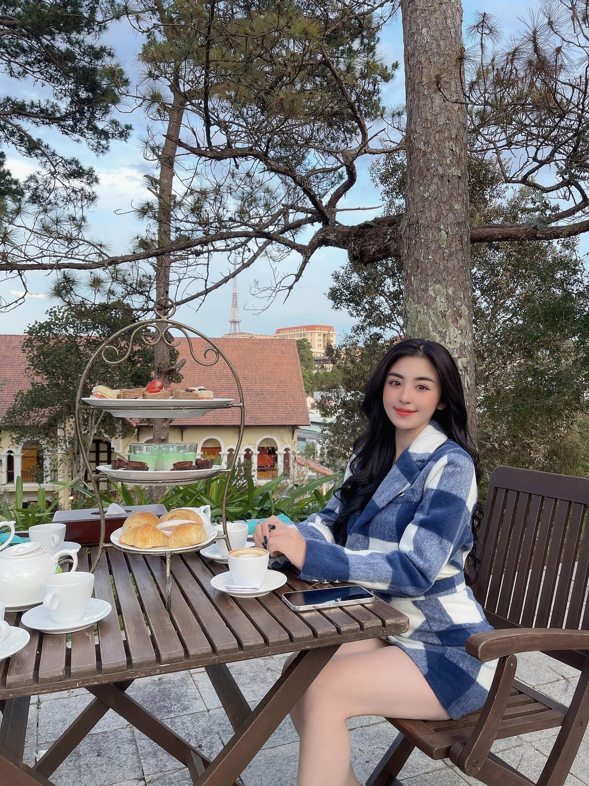 Nổi tiếng trên mạng, có nhiều người theo dõi nên Bảo Chi khá kín tiếng về chuyện đời tư. Sau khi tan vỡ với chồng đầu, cô hầu như không tiết lộ gì thêm về chuyện tình cảm.