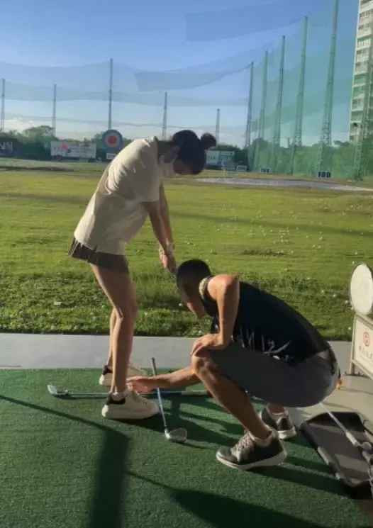 Trong hình, Khánh Chi diện chiếc áo cộc tay trắng và váy ngắn, tóc búi cao. Tuy nhiên, trang phục của em gái Công Vinh bị nhận xét không phù hợp khi đi chơi môn thể thao dành cho giới quý tộc.