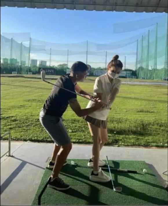 Bởi vậy, trong suốt quá trình tập, Khánh Chi thường xuyên gặp phải sự cố khiến anh trai liên tục phải "gỡ rối" hộ.