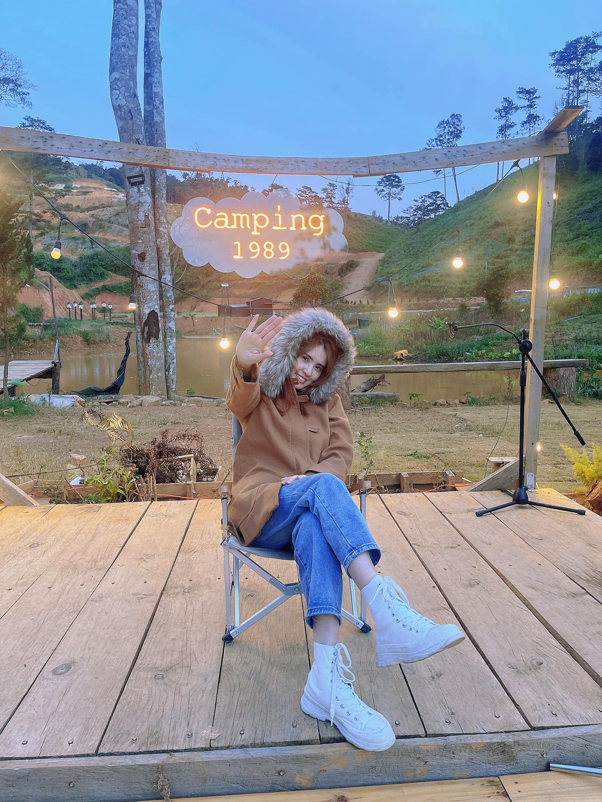 Từng là một hot girl nổi tiếng lại là em gái của cầu thủ Công Vinh, Khánh Chi luôn nhận được rất nhiều chú ý trên mạng xã hội. Ở thời điểm nổi tiếng, ngoài thời gian học tập ở trường, cô cũng thử sức bản thân ở vai trò người mẫu ảnh, ca sĩ.