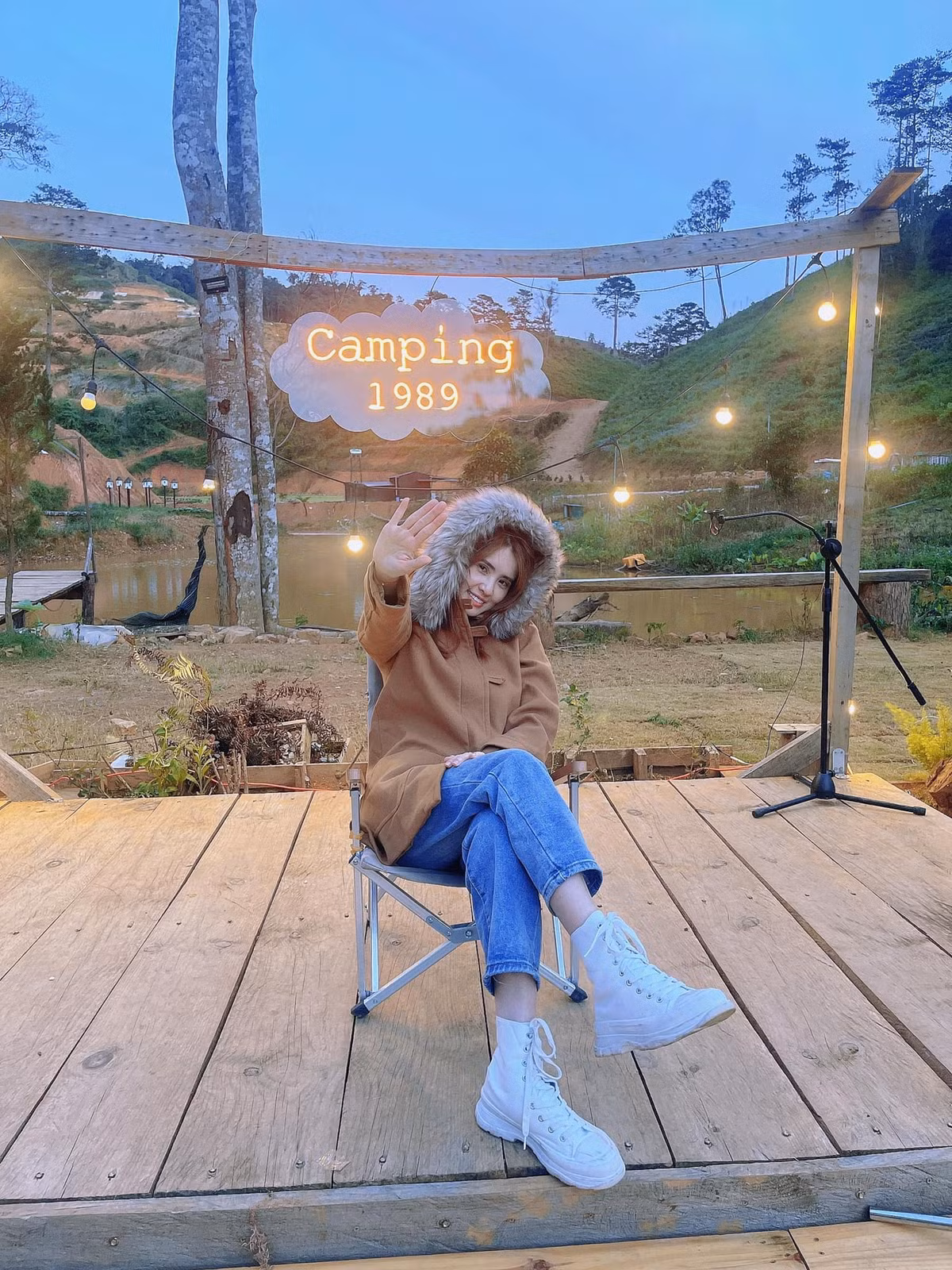 Từng là một hot girl nổi tiếng lại là em gái của cầu thủ Công Vinh, Khánh Chi luôn nhận được rất nhiều chú ý trên mạng xã hội. Ở thời điểm nổi tiếng, ngoài thời gian học tập ở trường, cô cũng thử sức bản thân ở vai trò người mẫu ảnh, ca sĩ.