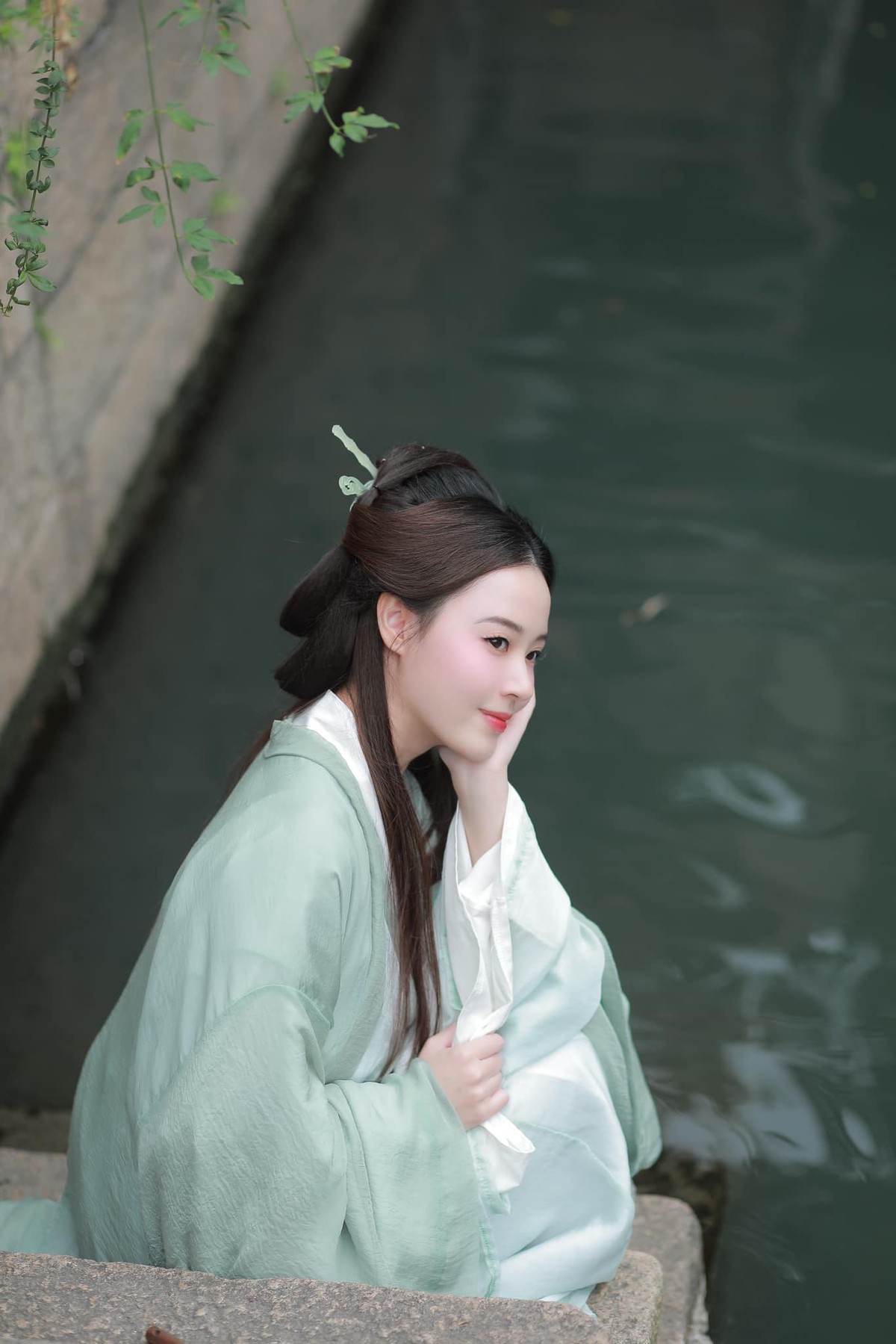 Trước khi kết hôn với thiếu gia nhựa, Midu là cô gái độc thân vui vẻ, sở hữu tài sản, đất đai, sổ đỏ khiến nhiều người ngưỡng mộ.