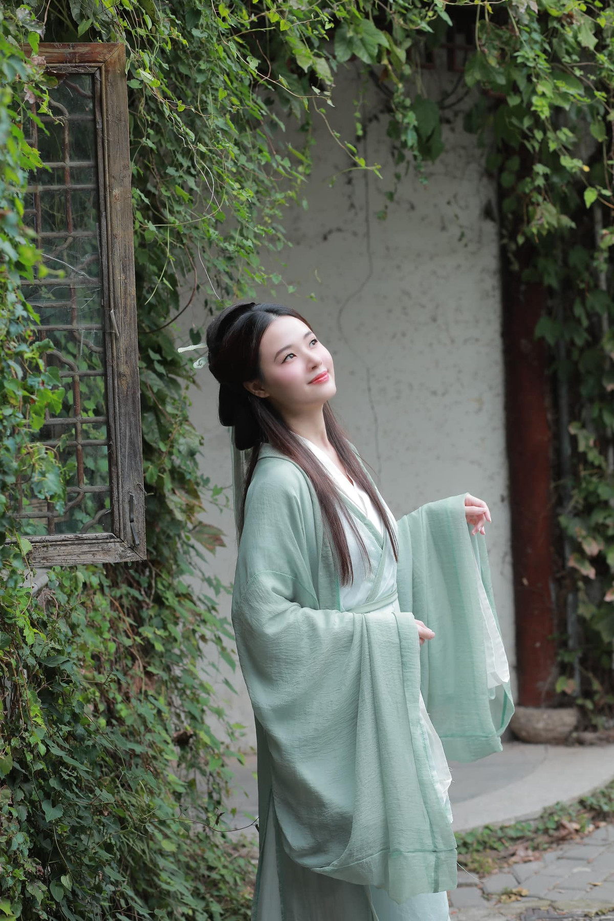 Midu gây ấn tượng với vẻ ngoài nhẹ nhàng, thường để mặt mộc nếu có trang điểm cũng hết sức tự nhiên.