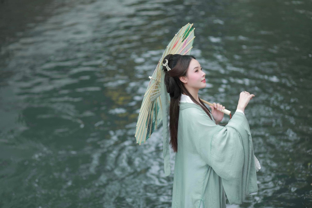 Trên trang cá nhân, sau nửa năm thành "vợ người ta", người đẹp Midu khiến fan phải trầm trồ khi diện đồ cổ trang trong chuyến du lịch tới Trung Quốc.