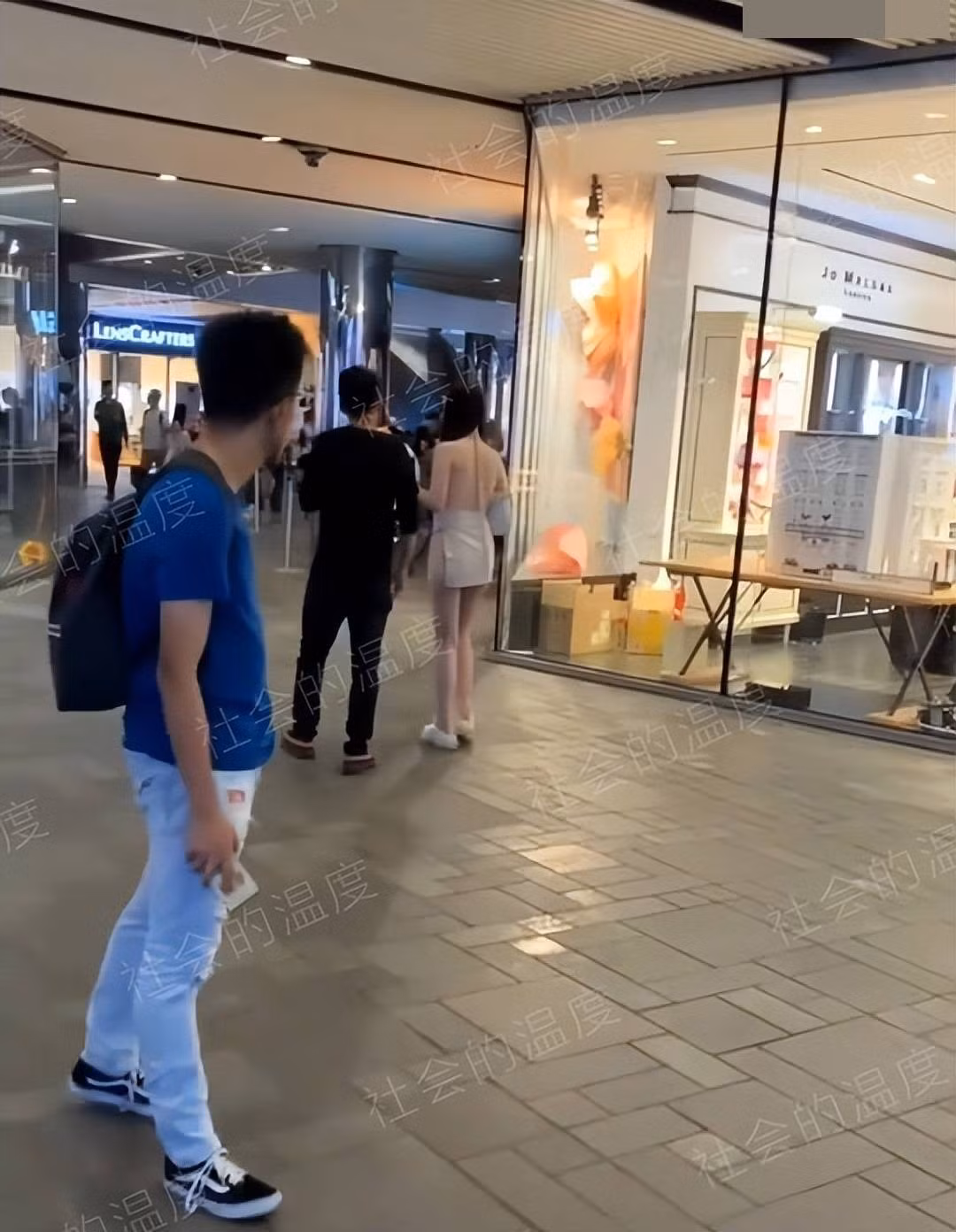 "Loại váy này thường sẽ chỉ xuất hiện trên thảm đỏ, và thực sự không phải ai cũng dám mặc nó như trang phục hàng ngày khi đi ra đường", "Công bằng mà nói, trang phục này 'kiệm vải' đến mức cực đoan",... là những lời bình luận của cư dân mạng.