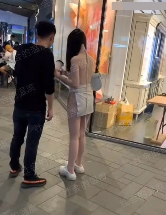 Dưới phần bình luận của bài đăng, nhiều ý kiến cho rằng, kiểu váy của cô gái không thực sự phù hợp để mặc đi đến nơi đông người.