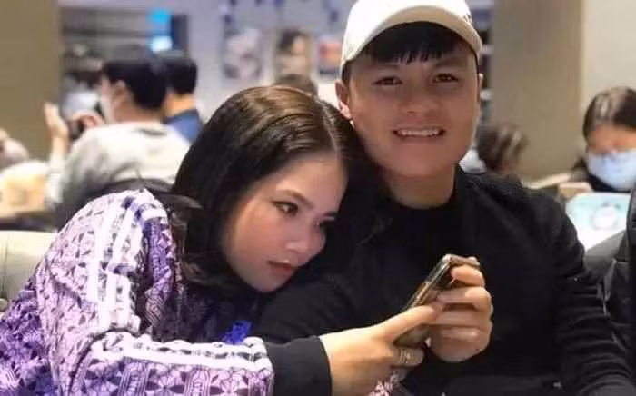 Sau khi chia tay Nhật Lê, Nguyễn Quang Hải dính tin đồn hẹn hò với loạt gái xinh trong đó có cô chủ tiệm nail Huyền My.