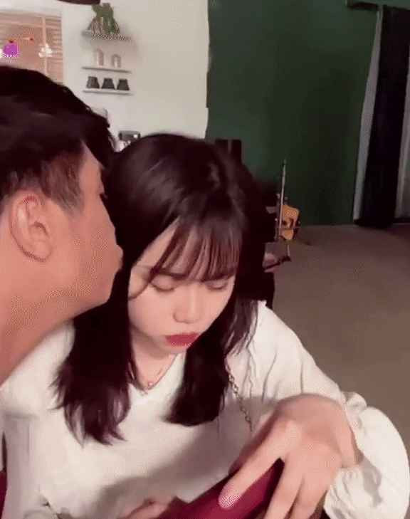 Tuy nhiên, chuyện tình giữa Quang Hải và Huỳnh Anh cũng không duy trì được quá lâu. Mới đây, cô nàng sinh năm 1997 lộ có bạn trai mới và theo tìm hiểu đó là chàng TikToker có tên Vũ Phương.