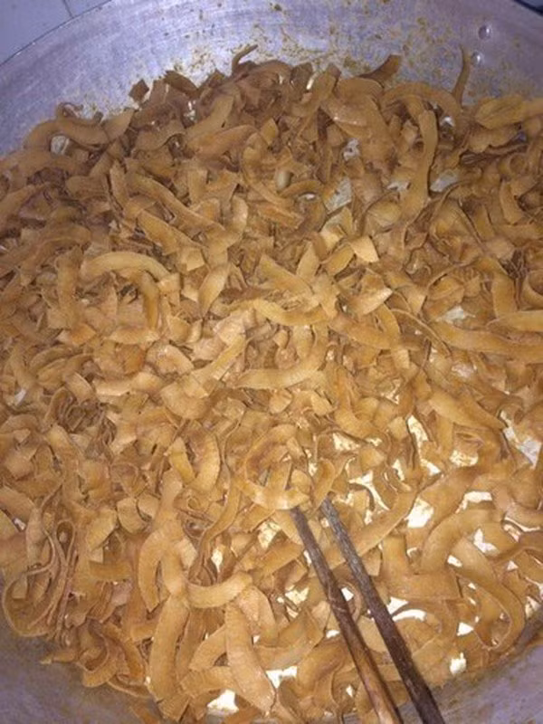 Có thể kể nhanh một vài lý do dẫn đến kết cục thê thảm này như: cho quá ít đường mứt không đủ độ kết dính, để lửa to khiến đường bị bén, sên mứt chưa đủ khô, cho quá nhiều thực phẩm tạo màu khiến mứt dừa không sên khô được…