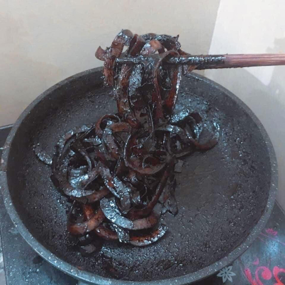 Giống mì tương đen nhưng mì này không ăn được.