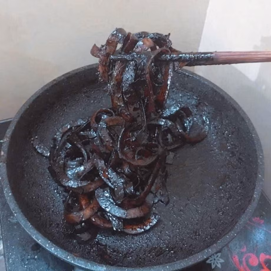 Giống mì tương đen nhưng mì này không ăn được.