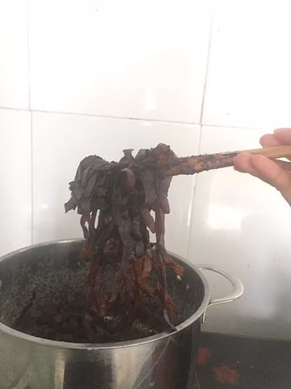 Từ khoảng 1 tháng đến nửa tháng trước Tết Nguyên đán, nhiều bà nội trợ đã tìm tòi, xem lại công thức để bắt tay vào làm những mẻ mứt đầu tiên.