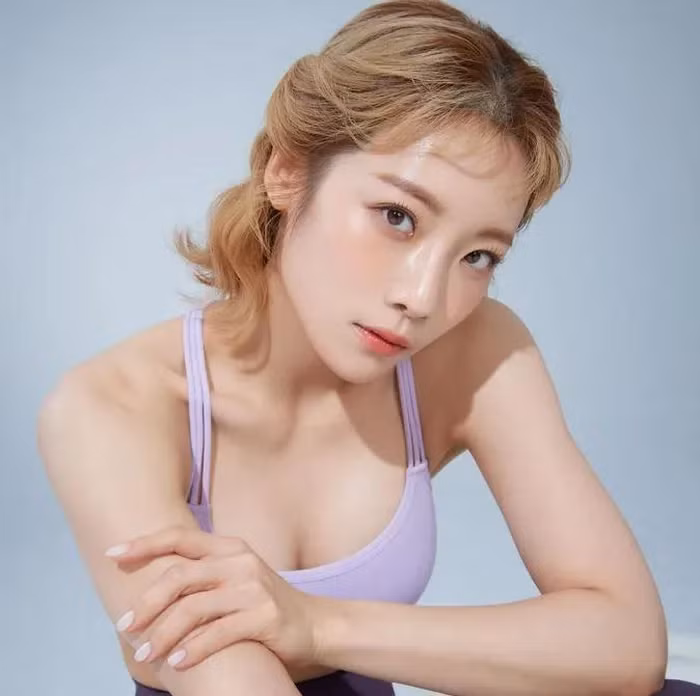 Euddeum gây ấn tượng cho người đối diện bởi gương mặt đẹp cùng đường cong vô cùng thu hút.