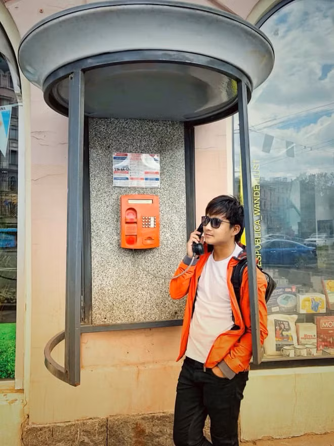 Xét về độ chơi, Harry Hưng chẳng chịu kém cạnh 1 ai khi thường xuyên đi xế hộp, xài đồ hiệu và có những chuyến du lịch quốc tế dài ngày.