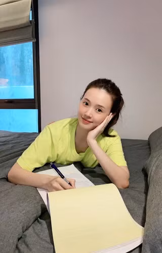 Cụ thể, người đẹp 8X cho biết: "Khó kiếm đâu ra view ngắm hoàng hôn siêu đẹp bình yên như vậy mà còn ở ngay tại Sài Gòn. Tuy không phải khu vực trung tâm nhưng với giá đất Du để siêu rẻ như vầy và với view tầm cỡ này thì hốt ngay kẻo lỡ hen mọi người".