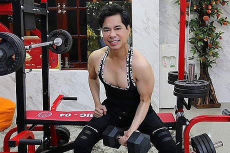 Chính vì thế, một góc phòng khách của biệt thự có khu vực chơi bóng bàn. Nội thất chủ đạo được mua từ Châu Âu và do đích thân nam danh ca tuyển chọn.