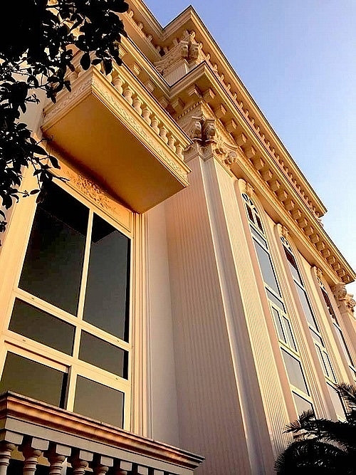 Hướng view của biệt thự nhìn ra sông Sài Gòn. Cô tiết lộ tất cả nội thất đều được bản thân chọn, bên ngoài thiết kế hồ cá to để mỗi khi rỗi cô ngắm và thư giãn.