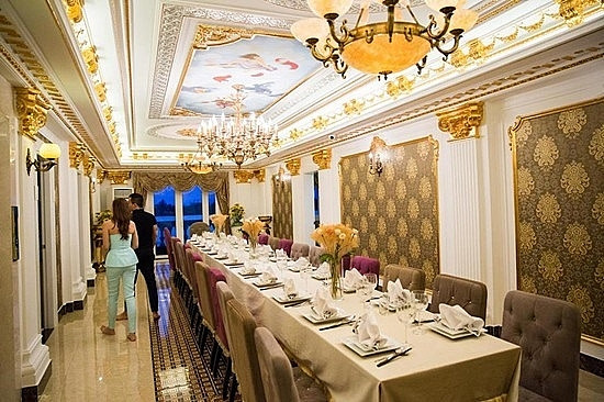 Biệt thự có 1 tầng lửng và 4 tầng thường. Nữ diễn viên "Mùa hè lạnh" đã dát vàng lên căn nhà khiến nó trở nên sang trọng, đậm phong cách Châu Âu.