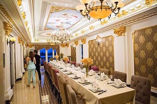 Biệt thự có 1 tầng lửng và 4 tầng thường. Nữ diễn viên "Mùa hè lạnh" đã dát vàng lên căn nhà khiến nó trở nên sang trọng, đậm phong cách Châu Âu.