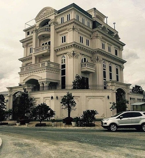 Tổng thể, căn biệt thự của nữ diễn viên xây dựng theo lối kiến trúc cổ, trông hệt như 1 tòa lâu đài.