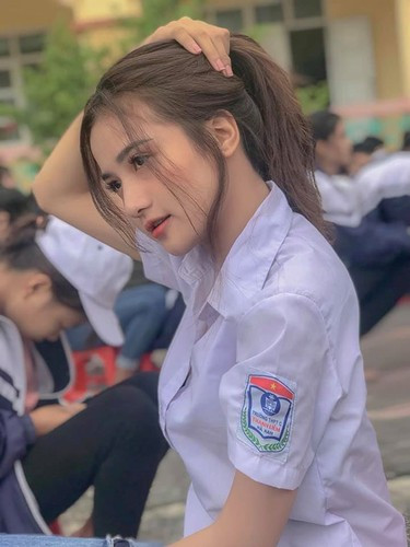 Đặc biệt, kiểu đồ ôm sát cũng xuất hiện nhiều hơn trong tủ đồ của Thanh Hằng. Bạn không nhất thiết phải chọn màu sắc nổi bật đôi khi chỉ cần item dáng bó là đủ.