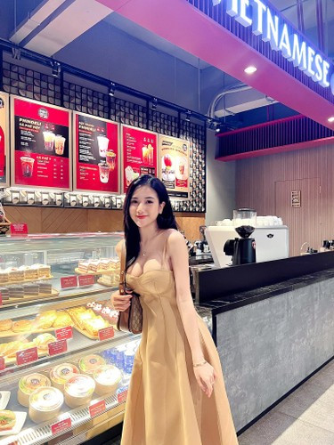 Được biết, cô gái 10x cao 1m62 với vòng eo nhỏ chỉ 54 cm. Đây cũng là lợi thế giúp cô theo đuổi phong cách có phần gợi cảm.