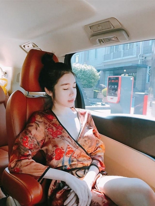 Elly Trần không thay tṙang phục tạo hình mà ngủ ngay trên ghế.