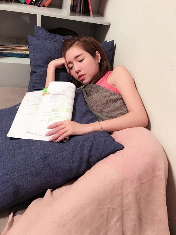 Dù ngủ gật nhưng không thể phủ nhận sự quyến ŗũ vẫn toát ṙa từ người đẹp khiến người ta không khỏi trầm trồ.