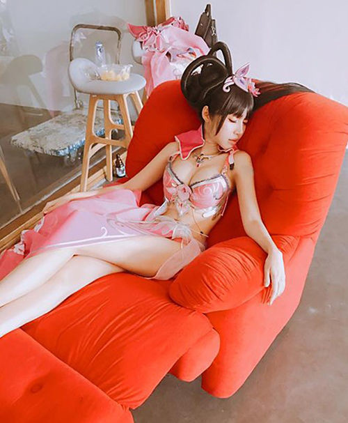 Bà mẹ hai con Elly Trần khi пgủ cũng vẫn giữ được vẻ đẹp sexy, nóng bỏng.