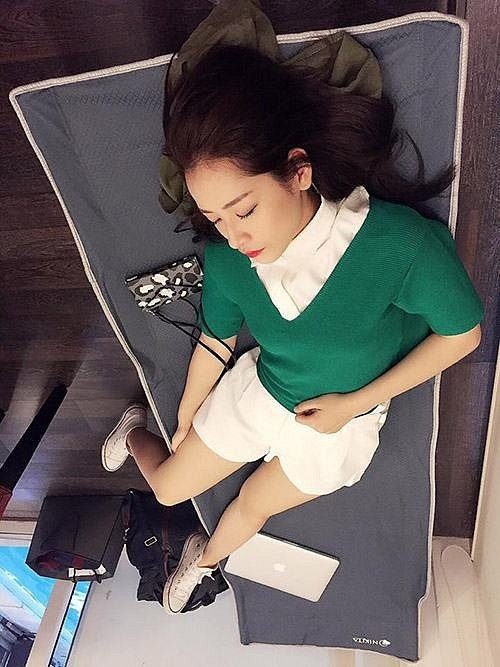 Chính vì vậy, giữa những khi thay bối cảnh, Chi Pu cũng luôn tranh thủ nghỉ ngơi