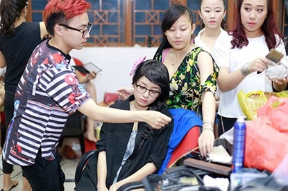 Giữa những lúc thay đổi bối cảnh, Chi Pu thường thường thủ nghỉ ngơi chợp mắt sau những lúc làm việc căng thẳng. Dù chỉ là ngủ gật thôi nhưng cô nàng vẫn khiến nhiều người trầm trồ khen ngợi Mời quý độc giả xem video: Ngủ thế nào cho đúng và đủ? - Nguồn: VTC