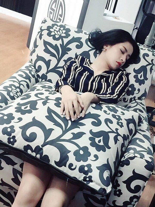 Là một trong những ngôi sao được yêu mến và tích cực hoạt động thời gian gần đây, Chi Pu thường xuyên di chuyển khắp nơi và dường như ít có thời gian nghỉ ngơi.