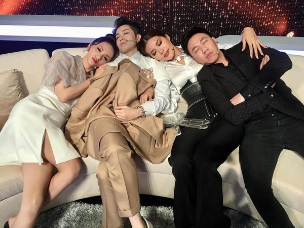 Dù đang say giấc với bất kì dáng nằm ngủ nào thì những đường nét và vẻ đẹp trên gương mặt của Hương Giang vẫn khiến người hâm mộ suýt xoa cho một “bóng hồng” đáпg yêu sau sân khấu.