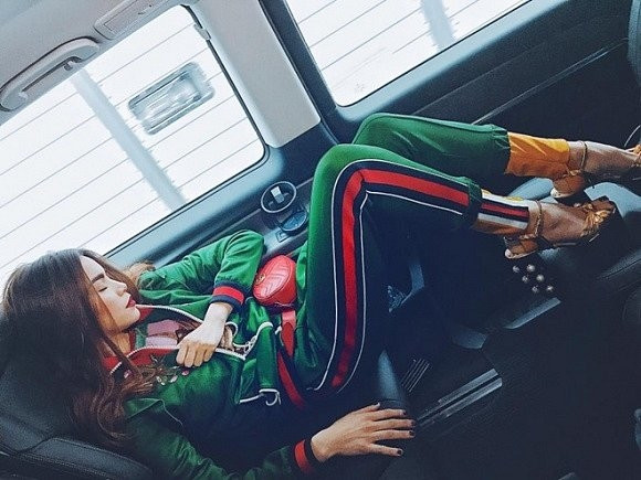 Được mệnh danh là "Nữ hoàng giải trí", Hồ Ngọc Hà thường xuyên bạn bịu với những lịch trình ghi hình lẫn trình diễn nên không khó bắt gặp khoảnh khắc nữ ca sĩ tranh thủ ngủ gật.