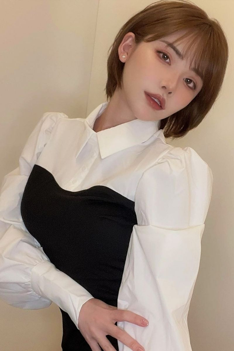 Eimi Fukada sở hữu vẻ ngoài xinh xắn, nóng bỏng. Cô khoe tấm hình thả dáng trước gương trong một khách sạn nổi tiếng tại Hà Nội.