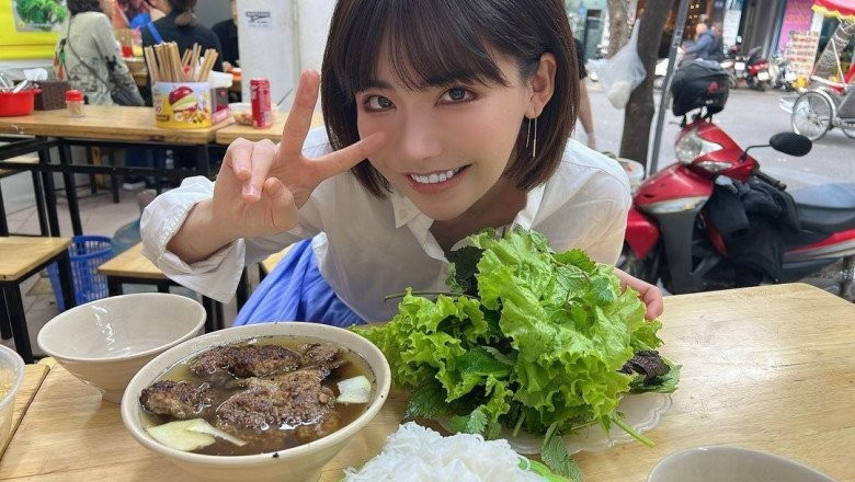 Người đẹp Nhật Bản xuống phố Hà Nội với diện mạo giản đơn, kín đáo nhưng vẫn được fans nhận ra và xin chụp ảnh làm náo loạn cả khu phố cổ.