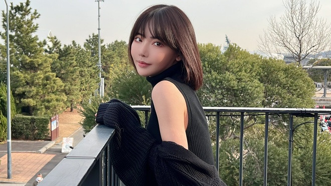 Có người ngán ngẩm rằng, tưởng đẹp nghiêng nước nghiêng thành chỉ có trong thơ văn. Chị em lại cười cợt, nghệ thuật chỉnh ảnh của cô nàng khá non tay, chỉnh cong tới mức lệch cả xương chậu.