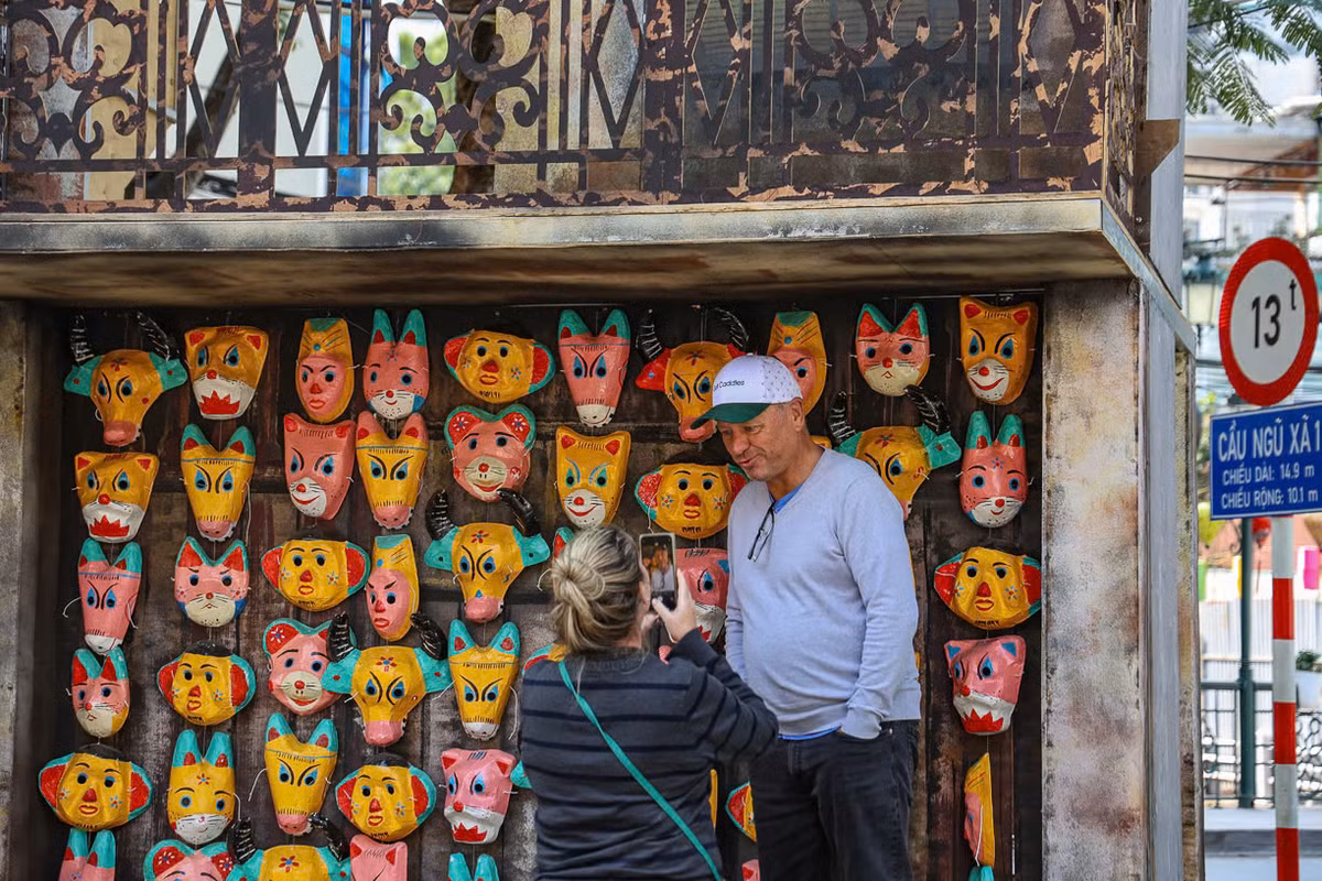 Không gian tái hiện Tết xưa ở Đảo Ngọc - Ngũ Xã thu hút người dân tới check-in tìm về hơi thở của những ngày xưa cũ.