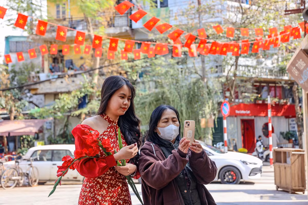 Không khí Tết Hà Nội xưa ở Đảo Ngọc - Ngũ Xã (Ba Đình) khiến du khách thích thú.