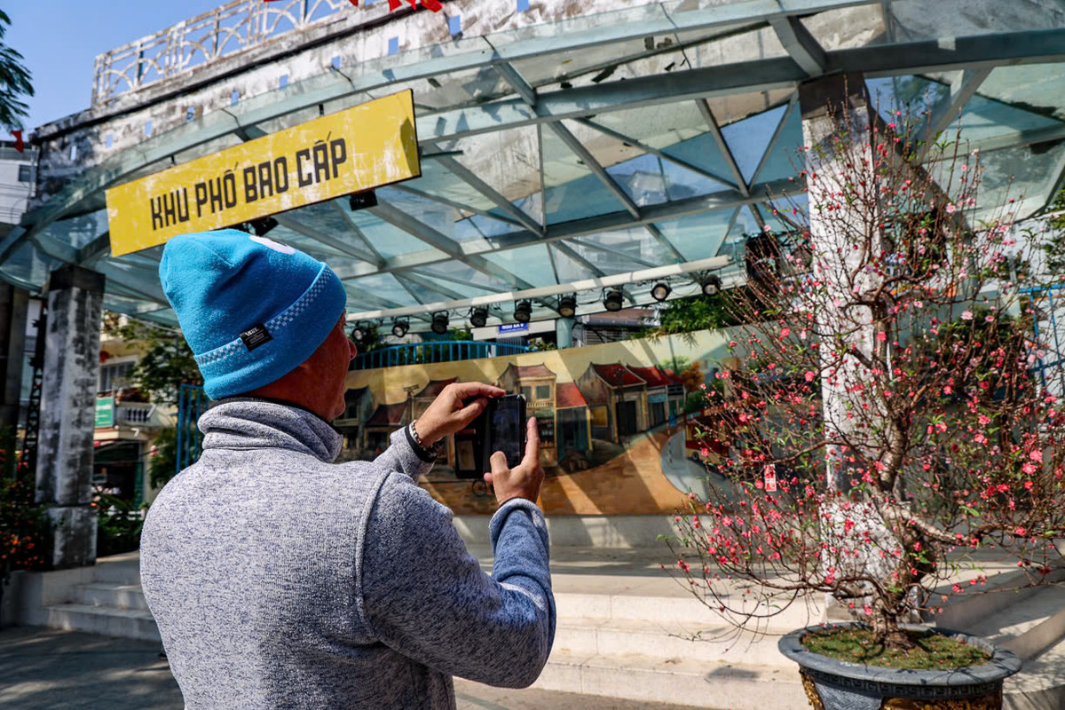 Không chỉ có người Việt Nam mà nhiều du khách nước ngoài cũng thích thú với nét Xuân được BQL Đảo Ngọc - Ngũ Xã tái hiện.