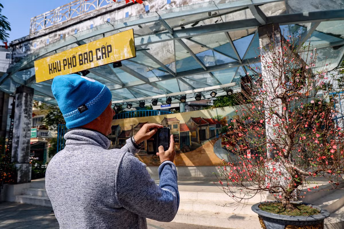 Không chỉ có người Việt Nam mà nhiều du khách nước ngoài cũng thích thú với nét Xuân được BQL Đảo Ngọc - Ngũ Xã tái hiện.