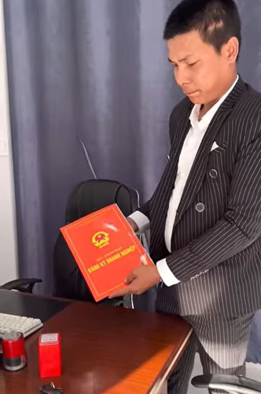 "Ai cười thì mặc họ, mình cứ cố gắng là được đúng không mọi người”, Lộc Fuho bình luận dưới những hình ảnh của mình.