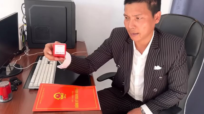 Nhiều người đã vào gửi lời chúc mừng đến Lộc Fuho và gia đình.