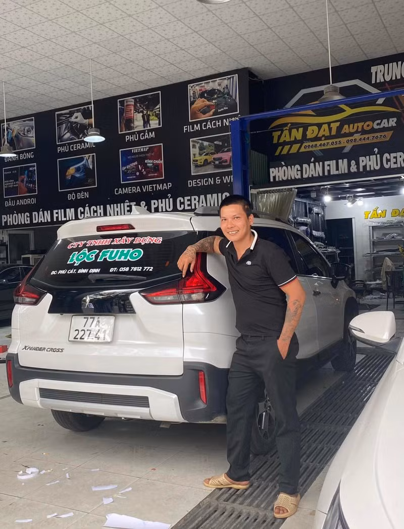 Lần này xuất hiện của Lộc Fuho trong bộ đồ vest sang trọng và ngồi trên ghế giám đốc làm việc khiến ai nấy đều cảm thấy lạ lẫm, không quen.