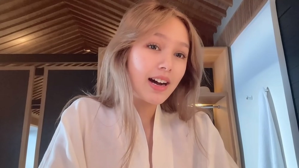 Xoài Non hiều lần đốn tim fan bởi mặt mộc siêu láng mịn và tươi tắn. Không có sự trợ giúp từ bàn tay make up thì đường nét của Xoài Non vẫn khó chê.